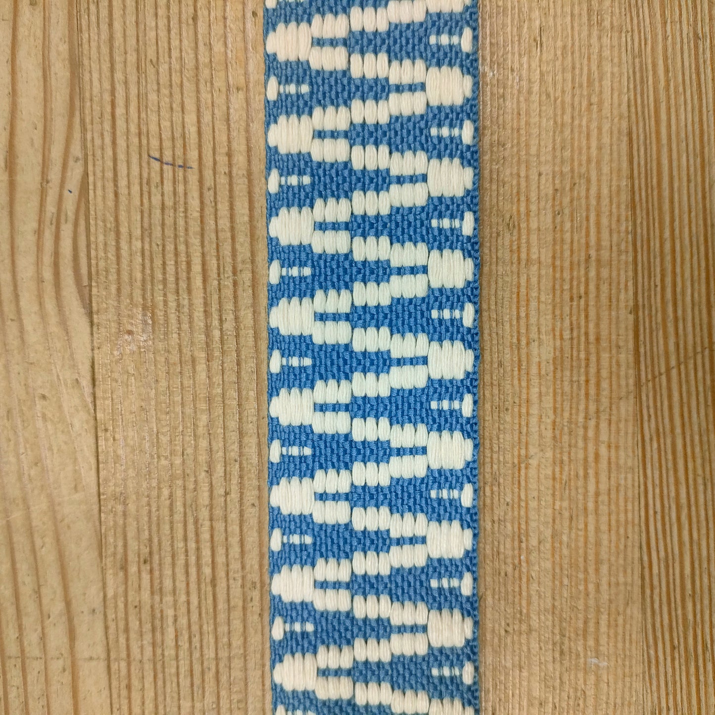 Cinta mochila étnica azul.