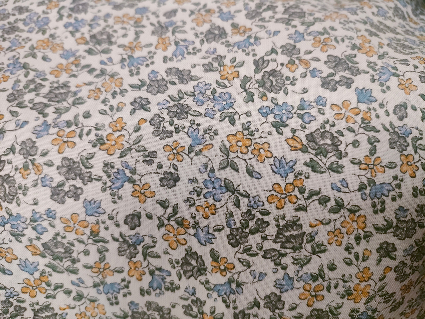 Flores liberty azul mostaza.