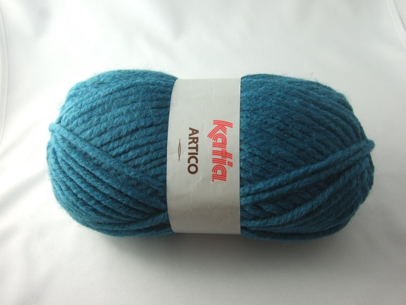 Es una lana lisa extra gruesa, con un ovillo se teje un cuello o una bufanda. Ideal para complementos de hogar y accesorios por su grosor y tamaño. Madeja de Lana 100% acrilico de 200 grs.