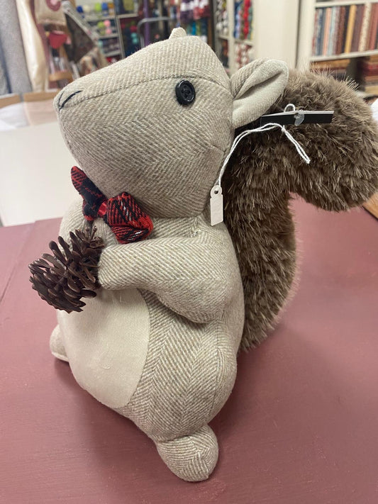 Sujeta puerta ardilla.