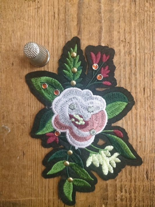 Parche termoadhesivo Rosa bordada con Strass.