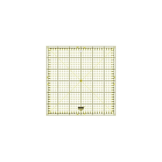 Regla de 30 x 30 cm.