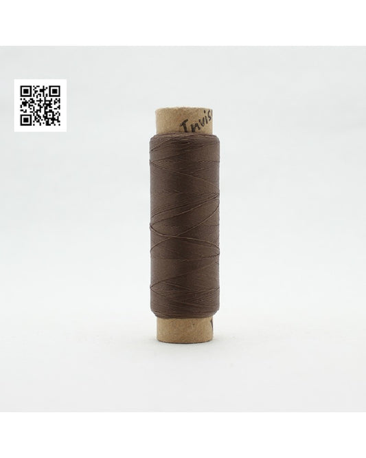 Hilo muy fino para aplicación invisible, acolchar a maquina con efecto invisible y punto escondido. Es ideal para que no se note la puntada. El carretes es de 250mts,