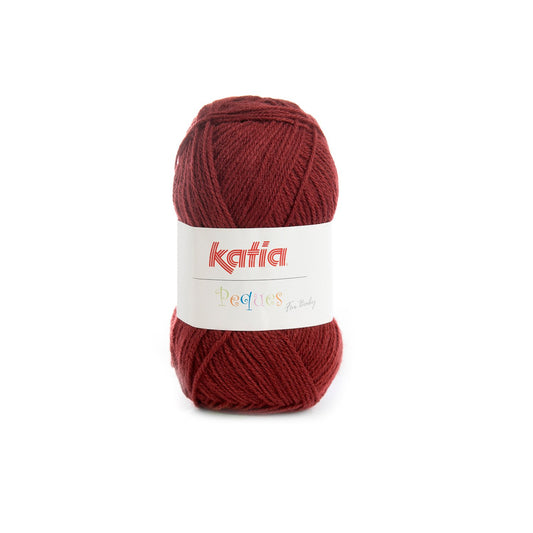 Katia Peques es una lana especialmente indicada para niños y bebés. Por su tacto suave y delicado los más pequeños irán muy cómodos.  Cada ovillo tiene 50 gramos y 232 metros. Este hilo es de grosor fino, recomendamos usar agujas del 2,5-3.. Para la muestra 10x10 cm trabajar 26 puntos y 36 vueltas. Se puede lavar a máquina hasta 40ºC y no se puede secar en secadora.