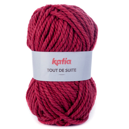 Lana XL en colores vivos y naturales para tejer gorros gruesos y maxi bufandas. Tout De Suite es una lana muy adecuada para complementos del hogar como cojines de punto y mantas para el sofá. Suave mezcla de acrílico y lana ideal para invierno por su calidez.