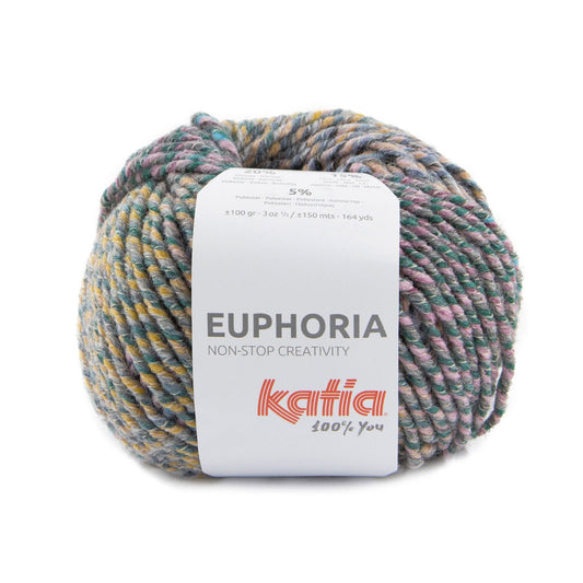 Lana fantasía de apariencia mouliné, es decir, compuesta por hebras retorcidas entre sí, pero, en este caso, con diferentes características y colorido. En Katia Euphoria, los colores se mezclan con absoluto desorden y caos para escenificar la alegría y euforia que queremos que sientas cuando veas lo rápido que avanzan tus labores gracias al grosor de esta impactante lana. Principiante, prepara las agujas de punto 7-8 mm o el ganchillo 8-9 mm porque la época de jerséis comienza con Euphoria.