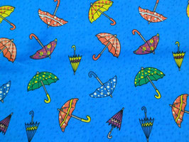 Paraguas sobre fondo azul.