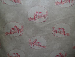 Batista estampada con medallon de pajaros. en tonos piedra y fresa.